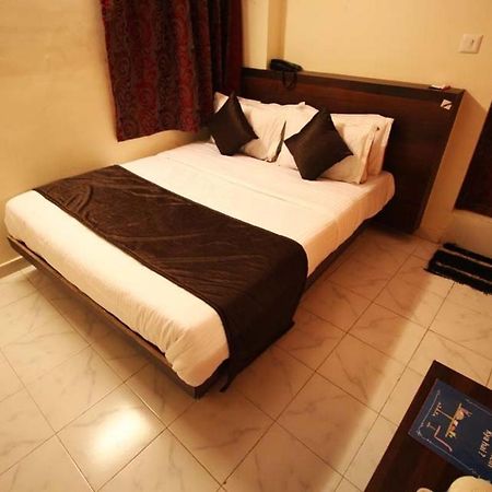 Hotel Raj Palace Ahmedabad Buitenkant foto