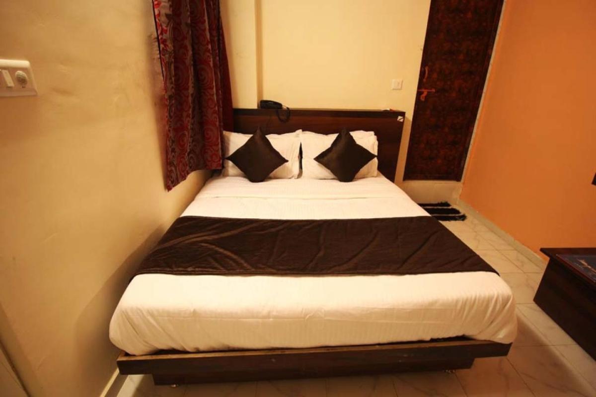 Hotel Raj Palace Ahmedabad Buitenkant foto
